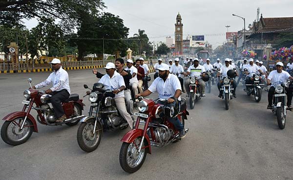 ಪಾರಂಪರಿಕ ಕಟ್ಟಡಗಳಿಗೆ ಬೇಟಿ ನೀಡಿದ ಜಾವಾ ಬೈಕ್ಗಳು ಪಾರಂಪರಿಕ ಕಟ್ಟಡಗಳಿಗೆ ಬೇಟಿ ನೀಡಿದ ಜಾವಾ ಬೈಕ್ಗಳು